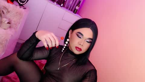 Snapshot of amiadoll chatting on 01-13-25, 12:56 Queen Mireska online show from 01-13-25, 12:56