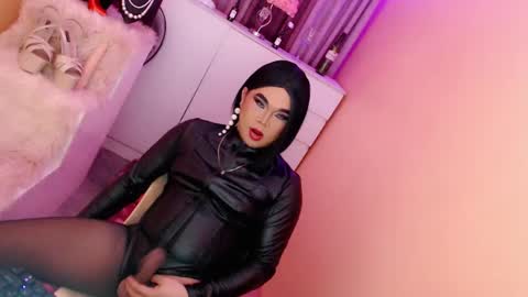 Snapshot of amiadoll chatting on 01-14-25, 01:17 Queen Mireska online show from 01-14-25, 01:17