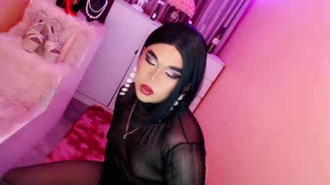 Snapshot of amiadoll chatting on 01-14-25, 04:18 Queen Mireska online show from 01-14-25, 04:18