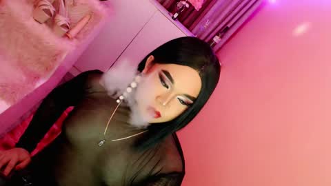 Snapshot of amiadoll chatting on 01-15-25, 11:21 Queen Mireska online show from 01-15-25, 11:21