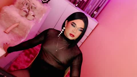 Snapshot of amiadoll chatting on 01-15-25, 05:26 Queen Mireska online show from 01-15-25, 05:26