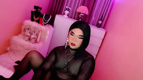 Snapshot of amiadoll chatting on 01-16-25, 10:21 Queen Mireska online show from 01-16-25, 10:21