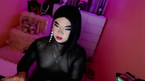 Snapshot of amiadoll chatting on 01-16-25, 04:28 Queen Mireska online show from 01-16-25, 04:28