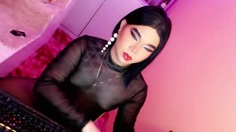 Snapshot of amiadoll chatting on 01-21-25, 11:46 Queen Mireska online show from 01-21-25, 11:46