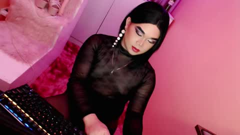 Snapshot of amiadoll chatting on 01-21-25, 02:48 Queen Mireska online show from 01-21-25, 02:48