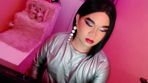 Snapshot of amiadoll chatting on 01-21-25, 05:51 Queen Mireska online show from 01-21-25, 05:51