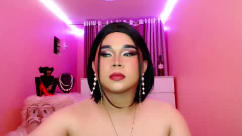 Snapshot of amiadoll chatting on 02-03-25, 05:35 Queen Mireska online show from 02-03-25, 05:35