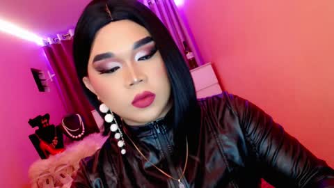 Snapshot of amiadoll chatting on 02-05-25, 11:23 Queen Mireska online show from 02-05-25, 11:23