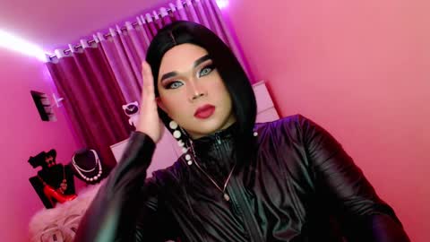 Snapshot of amiadoll chatting on 02-05-25, 02:26 Queen Mireska online show from 02-05-25, 02:26