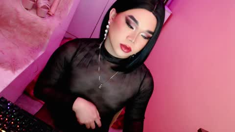 Snapshot of amiadoll chatting on 02-06-25, 02:15 Queen Mireska online show from 02-06-25, 02:15