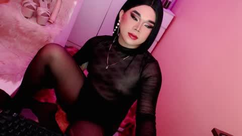 Snapshot of amiadoll chatting on 02-06-25, 05:19 Queen Mireska online show from 02-06-25, 05:19