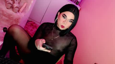 Snapshot of amiadoll chatting on 02-07-25, 12:06 Queen Mireska online show from 02-07-25, 12:06