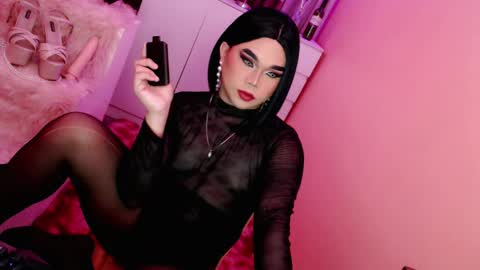 Snapshot of amiadoll chatting on 02-07-25, 03:19 Queen Mireska online show from 02-07-25, 03:19