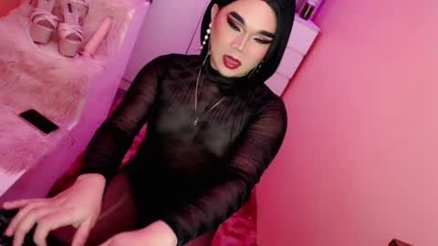 Snapshot of amiadoll chatting on 02-07-25, 06:24 Queen Mireska online show from 02-07-25, 06:24