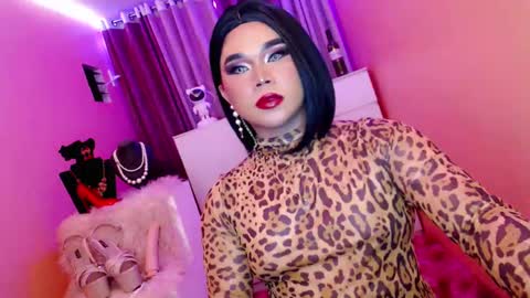 Snapshot of amiadoll chatting on 02-08-25, 05:18 Queen Mireska online show from 02-08-25, 05:18