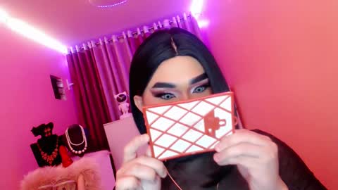 Snapshot of amiadoll chatting on 02-16-25, 01:05 Queen Mireska online show from 02-16-25, 01:05