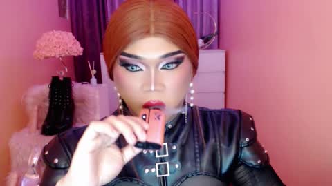 Snapshot of amiadoll chatting on 09-08-25, 04:17 Queen Mireska online show from 09-08-25, 04:17