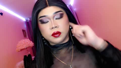 Snapshot of amiadoll chatting on 09-12-25, 10:26 Queen Mireska online show from 09-12-25, 10:26