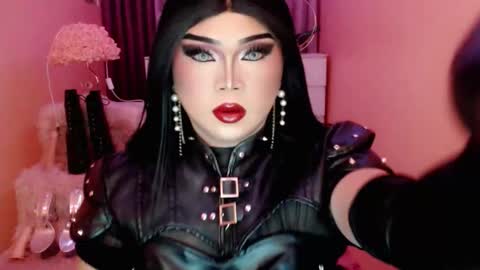 Snapshot of amiadoll chatting on 09-20-25, 10:49 Queen Mireska online show from 09-20-25, 10:49