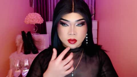 Snapshot of amiadoll chatting on 09-25-25, 02:54 Queen Mireska online show from 09-25-25, 02:54