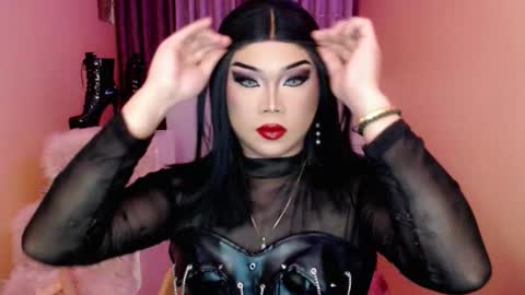 Snapshot of amiadoll chatting on 10-05-25, 12:36 Queen Mireska online show from 10-05-25, 12:36