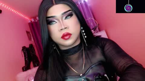 Snapshot of amiadoll chatting on 10-25-25, 01:51 Queen Mireska online show from 10-25-25, 01:51