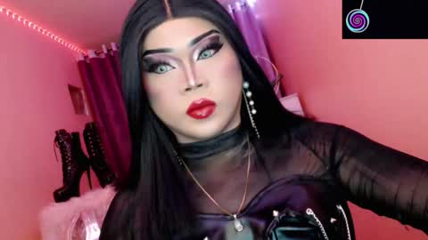 Snapshot of amiadoll chatting on 11-06-25, 02:07 Queen Mireska online show from 11-06-25, 02:07