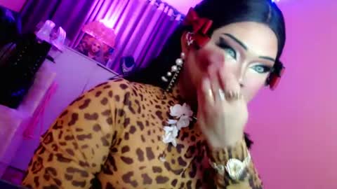 Snapshot of amiadoll chatting on 06-26-26, 05:39 Queen Mireska online show from 06-26-26, 05:39