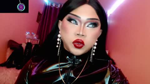 Snapshot of amiadoll chatting on 07-18-26, 01:48 Queen Mireska online show from 07-18-26, 01:48