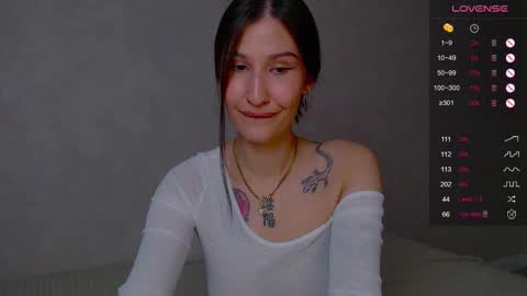 Snapshot of aminegulse chatting on 10-21-25, 11:38 Camilla online show from 10-21-25, 11:38