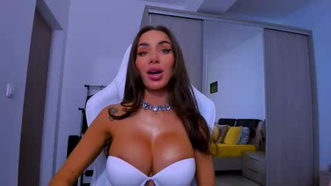 Snapshot of amiracataleya chatting on 02-04-25, 11:38 Arinna online show from 02-04-25, 11:38