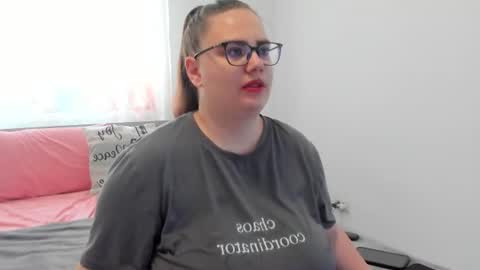 Amira Vyxen online show from 06-18-26, 07:30