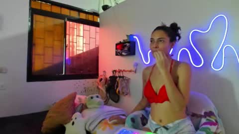 AmyEloise online show from 10-19-25, 03:23