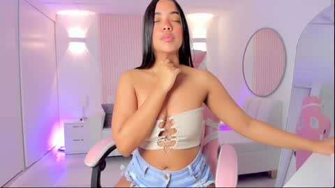 Snapshot of amy_medina_ chatting on 01-16-25, 01:36 Emily online show from 01-16-25, 01:36