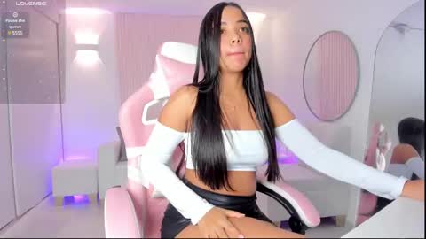 Snapshot of amy_medina_ chatting on 02-26-25, 06:43 Emily online show from 02-26-25, 06:43