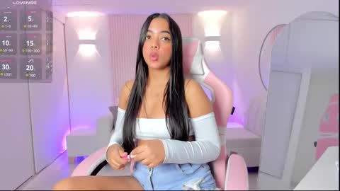 Snapshot of amy_medina_ chatting on 03-06-25, 05:22 Emily online show from 03-06-25, 05:22