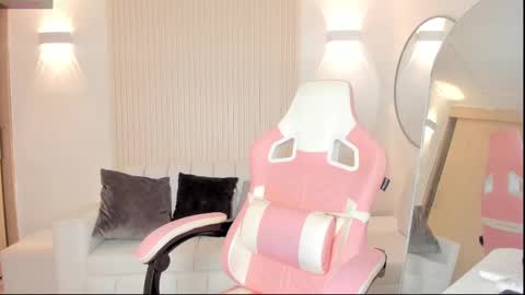 Snapshot of amy_medina_ chatting on 09-23-25, 02:42 Emily online show from 09-23-25, 02:42