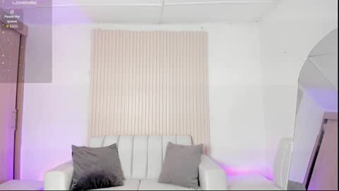 Snapshot of amy_medina_ chatting on 10-21-25, 03:35 Emily online show from 10-21-25, 03:35