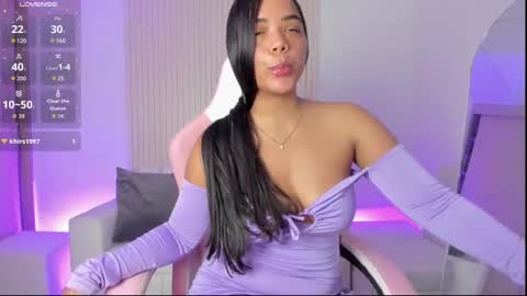 Snapshot of amy_medina_ chatting on 11-05-25, 03:56 Emily online show from 11-05-25, 03:56