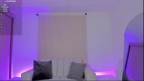 Snapshot of amy_medina_ chatting on 11-06-25, 04:30 Emily online show from 11-06-25, 04:30