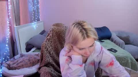 Snapshot of amymilson chatting on 02-11-26, 11:04 amymilson online show from 02-11-26, 11:04