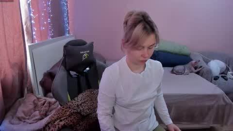 Snapshot of amymilson chatting on 03-16-26, 10:30 amymilson online show from 03-16-26, 10:30