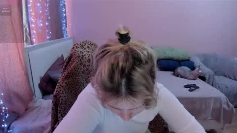 Snapshot of amymilson chatting on 03-25-26, 07:58 amymilson online show from 03-25-26, 07:58