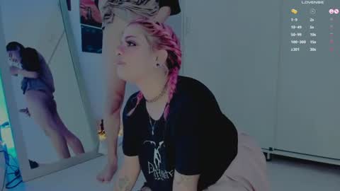 Snapshot of amyy_rouse chatting on 06-24-26, 02:43 Collinns online show from 06-24-26, 02:43