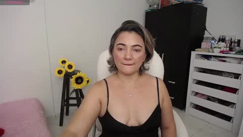 Snapshot of ana_hotmilf chatting on 12-04-24, 01:09 Ana online show from 12-04-24, 01:09