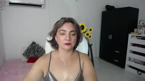 Snapshot of ana_hotmilf chatting on 02-19-25, 02:33 Ana online show from 02-19-25, 02:33