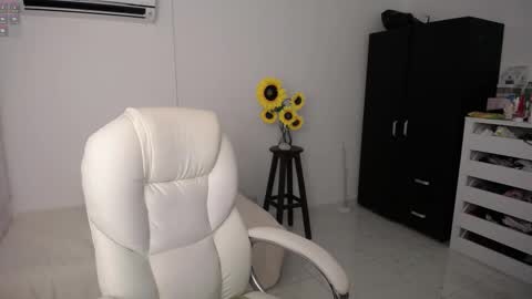 Snapshot of ana_hotmilf chatting on 03-04-25, 11:11 Ana online show from 03-04-25, 11:11