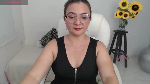 Snapshot of ana_hotmilf chatting on 10-10-25, 08:30 Ana online show from 10-10-25, 08:30