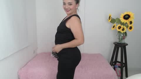 Snapshot of ana_hotmilfx chatting on 11-17-25, 01:11 ANA online show from 11-17-25, 01:11