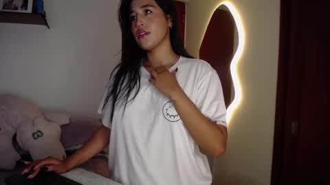 Snapshot of ana_m_ chatting on 10-26-25, 02:17 Ana online show from 10-26-25, 02:17